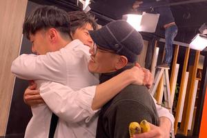 施柏宇晒《想见你》剧组合影变哭包