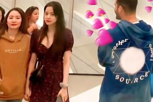 阳娜娜看画展穿红色碎花裙长腿纤细