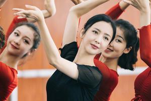 她登上春晚老公却被曝出轨屡传离婚