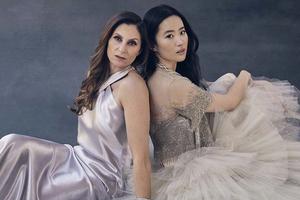 刘亦菲与花木兰导演登杂志封面