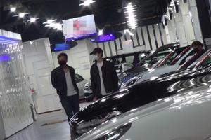 马国明逛车行欲换掉曾接送黄心颖座驾