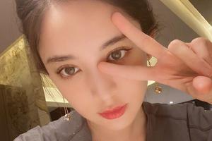 娜扎晒自拍喜迎3月戴精致长耳坠pose百变