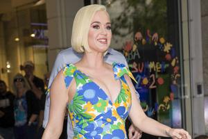 水果姐商场购物 怀孕后凸肚明显身材丰满