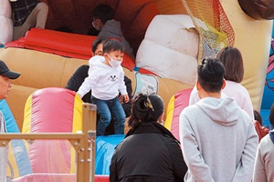 胡杏儿带儿子游玩老公全程零帮助