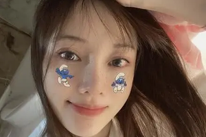 李小璐深夜晒睡前自拍 托腮少女感足