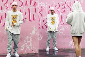 海莉花式换角度为夫拍照 比伯凹姿势配合度高