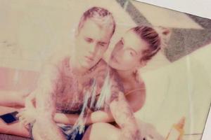 比伯晒与海莉合照分享甜蜜日常