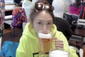 应采儿与网友拍照 怀二胎疑似喝啤酒