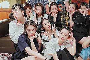 火箭少女互扎辫子造型千奇百怪