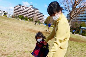 福原爱江宏杰带儿女逛公园踏青