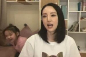 高云翔被判无罪后董璇亮相女儿躲身后