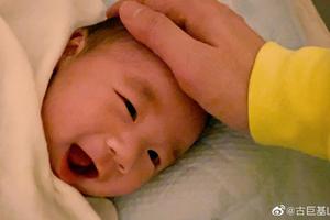 李小璐秀身材网友火眼金睛发现墙线p歪