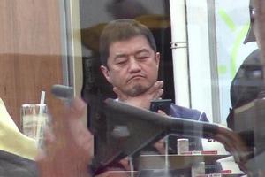 李亚鹏独自抽烟一脸愁容显沧桑