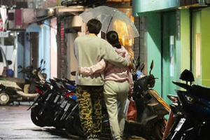 曾宝仪雨中紧搂导演男友似老夫老妻