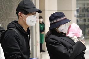 高圆圆携女儿现身赵又廷一路守护