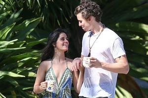 卡妹与萌德牵手外出散步含情对视