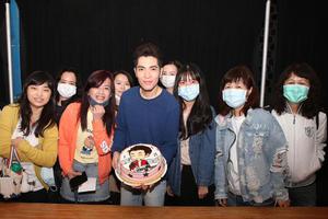 “雨神”萧敬腾手捧蛋糕为自己庆生