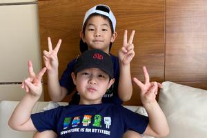 “鲫鱼兄弟”安吉小鱼儿沙发上凹造型