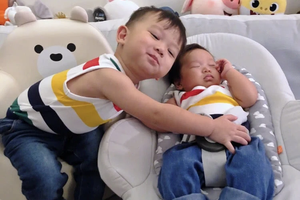 胡杏儿老公晒俩儿子温馨同框照