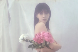 Baby大片拍摄花絮照露白皙香肩眼神妩媚