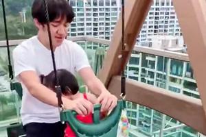 王祖蓝陪女儿在楼顶荡秋千温馨幸福