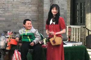 郑爽路透生图曝光穿复古红裙笑容甜