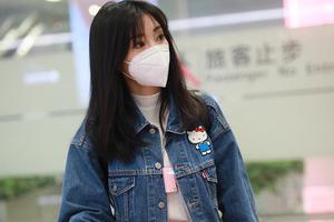 柳岩化身牛仔女郎齐刘海造型减龄