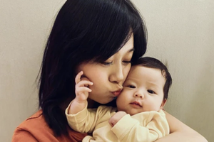 黄心颖风波后晒与宝宝亲密合影