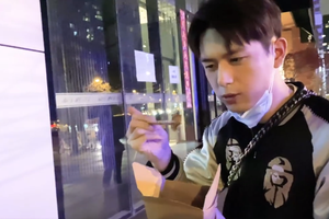 李现街头大口吃热干面隔着屏幕都感觉香