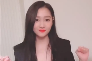 关晓彤面色红润状态好穿低领短裙秀身材