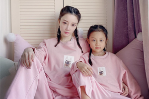 李小璐甜馨穿亲子装凹造型表情神同步