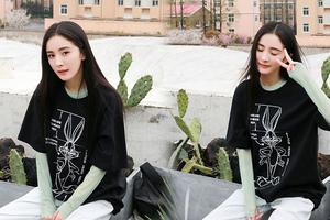 杨幂穿薄荷绿长袖搭短T清新十足