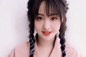 郑爽双麻花辫造型可爱满分 妆容粉嫩秒变水蜜桃女孩