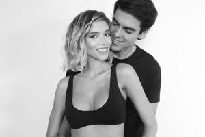 卡卡再当爸！娇妻晒孕肚写真 身材纤细火辣