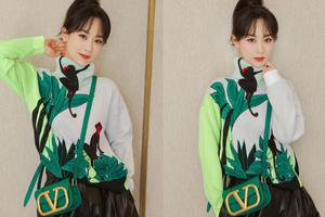 杨紫春日大片嵌花刺绣毛衣头扎高马尾活力满满