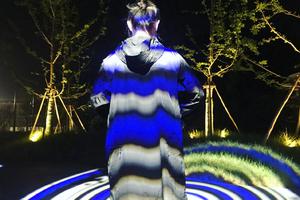 周迅晒蓝白圈圈写真露背影超神秘