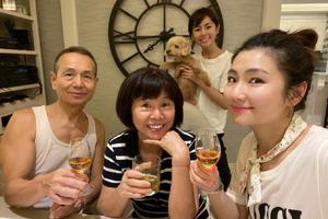 Selina晒一家四口合照好幸福