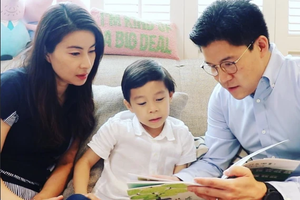 霍启刚郭晶晶宅家享亲子时光