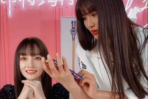 李小璐直播带货与身旁主播撞脸