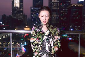 张柏芝绿洲晒仙鹤刺绣旗袍照