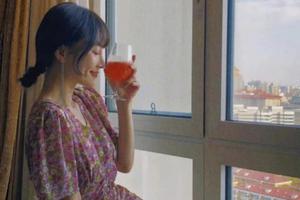 李小璐端着西瓜汁窗前凹造型