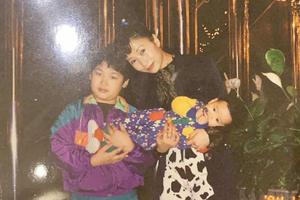 王嘉尔晒珍贵童年合影为母亲庆生