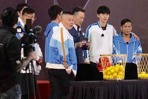 小岳岳录综艺被泼蛋糕邓伦挺“大肚”