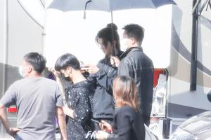 王一博片场玩无人机被称“横店鹰眼”