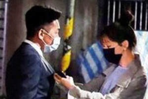 王心凌与富二代前男友街头亲密互动