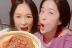 张雪迎与章子怡在线飙戏表情夸张逗趣