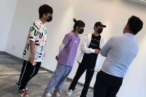 出手阔绰！网友偶遇王思聪带女生看房