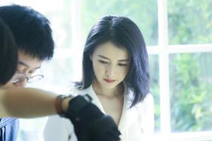 高圆圆穿白衬衫优雅大气侧颜迷人