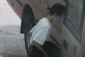 “双金影后”周冬雨获奖后首亮相