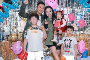 邹市明冉莹颖为小儿子庆祝周岁